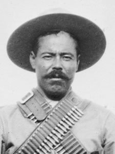 Retrato Pancho Villa (José Doroteo Arango Arámbula)  - De Bain News Service, publisher. Photographer is unknown. - Esta imagen está disponible en la División de Impresiones y Fotografías de la Biblioteca del Congreso de los Estados Unidos bajo el código digital ggbain.09255.Esta etiqueta no indica el estado de los derechos de autor del trabajo adjunto. Se requiere una etiqueta de derechos de autor normal. Para más información vea Commons:Sobre las licencias., Dominio público, https://commons.wikimedia.org/w/index.php?curid=72207233